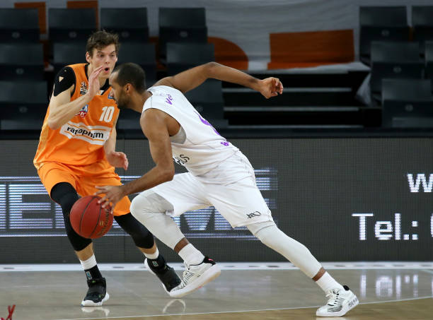 台上屡次交 台上屡次交